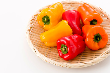 三色のカラーピーマン