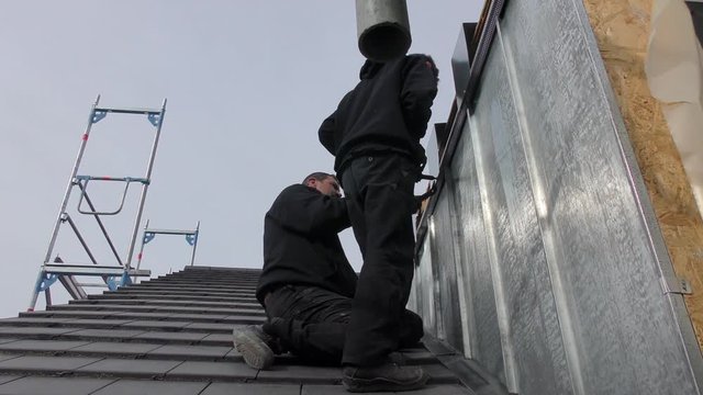 Dachdecker bei Arbeiten an einer neuen Dachgaube