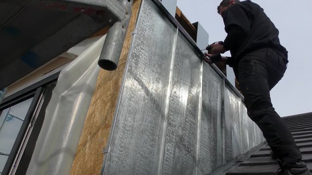 Dachdecker bei Arbeiten an einer neuen Dachgaube