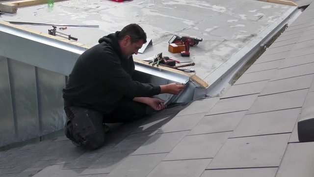 Dachdecker bei Arbeiten an einer neuen Dachgaube