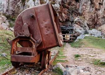 Vagón mina carbón en medio de la montaña en Lagos de Covadonga Asturias,, España