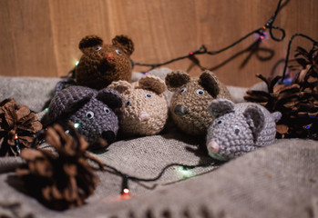  little christmas mouses in a garland