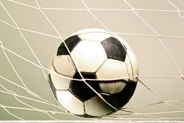 Naklejka premium close up of scoring goal soccer goal against gray background
