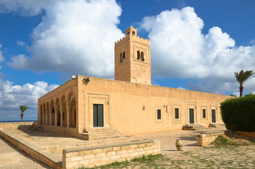 Fototapeta na wymiar View of the Great Mosque in Monastir, Tunisia.
