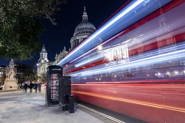 Poster Rode bus stadsverkeer & 39 s nachts, St Pauls Cathedral, Londen © Tom Eversley