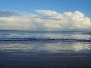 Nuvole bianche su oceano blu