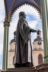 Fototapeta premium Melanchthon-Denkmal vor der Stadtkirche St. Marien in der Lutherstadt Wittenberg, Sachsen-Anhalt