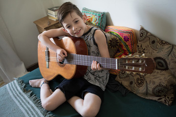 Niño toca guitarra 