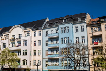 Fototapeta na wymiar sanierte häuserzeile in berlin charlottenburg, deutschland
