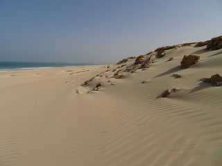 Fototapeta na wymiar Scogli affiorati dalla sabbia, Capo verde