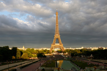 Eiffel tower golden hour