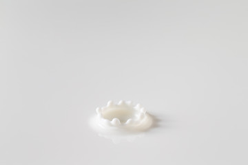 Fototapeta na wymiar ミルクの飛沫と波紋