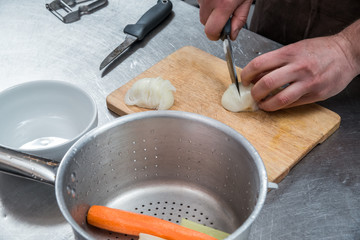 Preparazione di soffritto per sughi per pasta