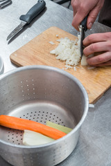 Preparazione di soffritto per sughi per pasta