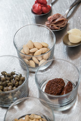 Preparazione di sughi per pasta on ingredienti per pesto