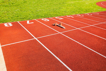 Laufbahnen bzw. Kampfbahnen auf einem Sportplatz