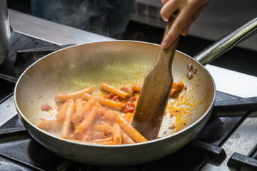 Preparazione piatto di pasta ziti