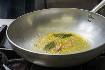 Preparazione soffritto aglio e olio