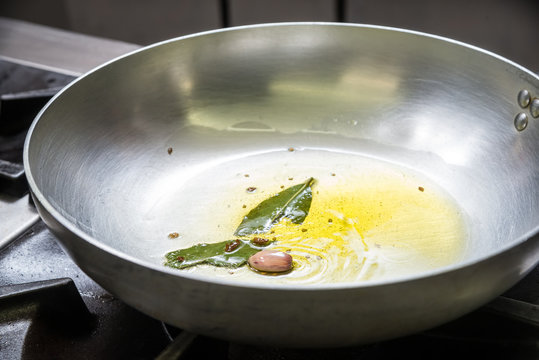 Preparazione soffritto aglio e olio
