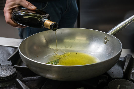 Preparazione soffritto aglio e olio
