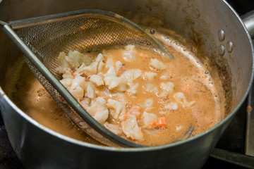 Preparazione salsa di gamberi