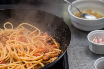 Preparazione spaghetti al rag&ugrave;