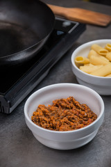 Preparazione primo piatto di pasta
