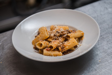Piatto di rigatoni al ragù bolognese