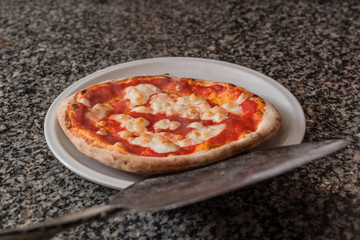 Preparazione pizza margherita cotta