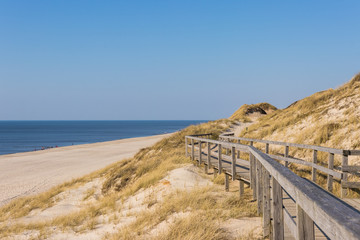 Strandtreppen Wanderweg auf der Insel Sylt mit Blick auf den Strand vom Kliff - 305479397