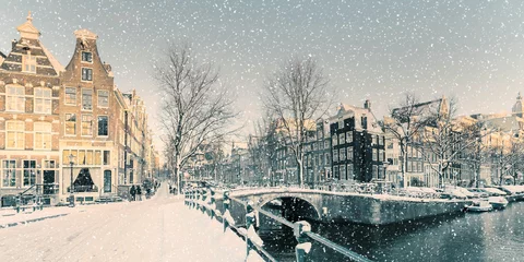 Zelfklevend Fotobehang Wintersneeuwgezicht van een Nederlandse gracht in Amsterdam © Martin Bergsma
