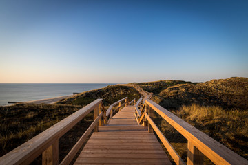 Strandtreppen Wanderweg auf der Insel Sylt mit Blick auf den Strand vom Kliff - 305479533