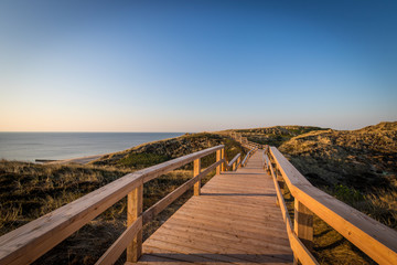 Strandtreppen Wanderweg auf der Insel Sylt mit Blick auf den Strand vom Kliff - 305479726