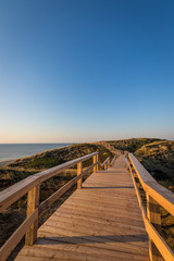 Strandtreppen Wanderweg auf der Insel Sylt mit Blick auf den Strand vom Kliff - 305479746