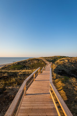 Fototapeta na wymiar Strandtreppen Wanderweg auf der Insel Sylt mit Blick auf den Strand vom Kliff