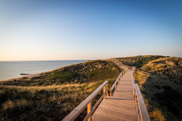 Strandtreppen Wanderweg auf der Insel Sylt mit Blick auf den Strand vom Kliff - 305479925