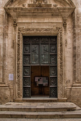 Portone d'ingresso di una vecchia chiesa italiana