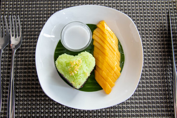  mango  sticky rice on white plate