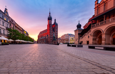 Fototapeta Krakow. St. Mary's Church and market square at dawn. obraz