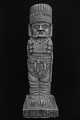 Estatua de cultura mexicana con relieves