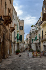 Strada del centro storico in una città italiana