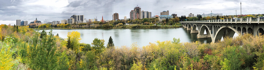 Obraz premium Panorama of Saskatoon, Canada cityscape by river