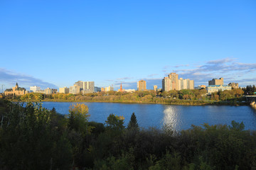 Obraz premium Saskatoon, Canada downtown by river