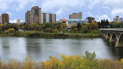 Fototapeta na wymiar Saskatoon, Canada city center over river
