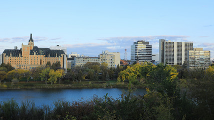 Fototapeta premium Scene of Saskatoon, Canada cityscape over river