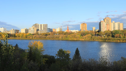 Obraz premium Scene of Saskatoon, Canada skyline over river