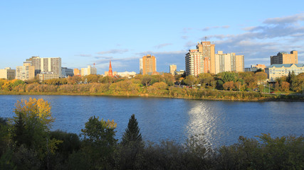 Obraz premium Scene of Saskatoon, Canada skyline by river