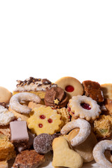 Husgemachte Weihnachtsbäckerei – Bunte Kekse, Lebkuchen und Vanillekipfer auf weißem Hintergrundl