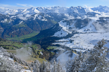 Blick vom Stanserhorn ins Engelbergertal, mit Schneegebirge, Nidwalden, Schweiz