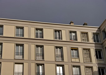 Fototapeta na wymiar Façade grise, ciel gris. Le Havre.